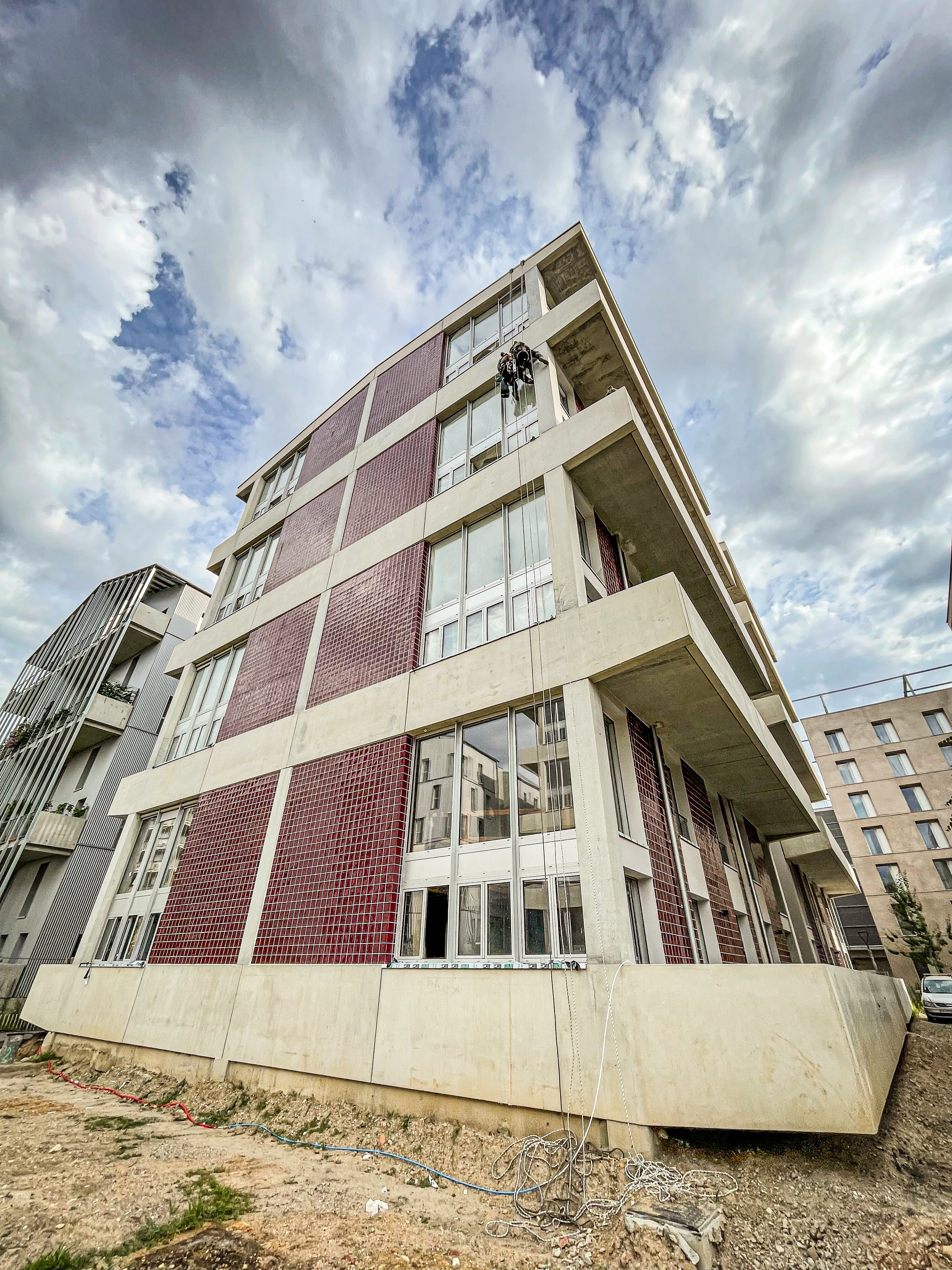 Intervention de cordistes MS Access pour finitions sous contrôle chez SOLUTEC à Bordeaux (bâtiment) – 1